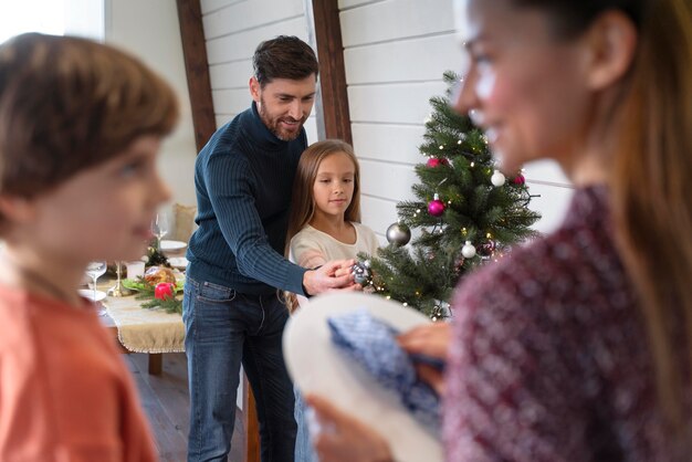 Familia pasando tiempo juntos antes de Navidad