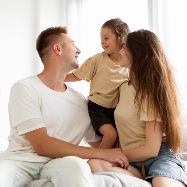 Foto gratuita familia pasando tiempo juntos en casa