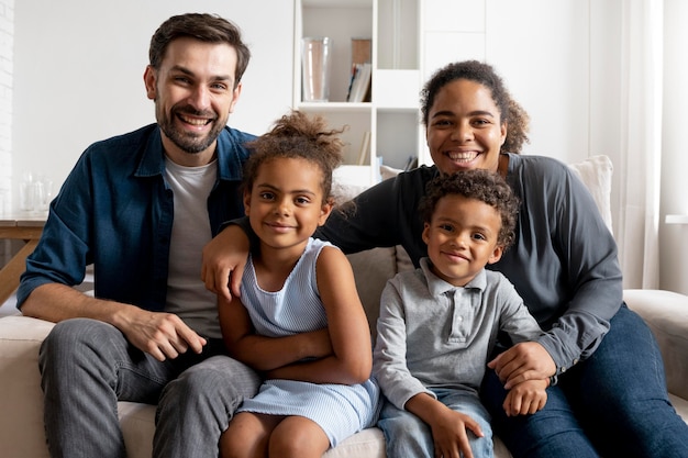 Familia pasando tiempo juntos en casa