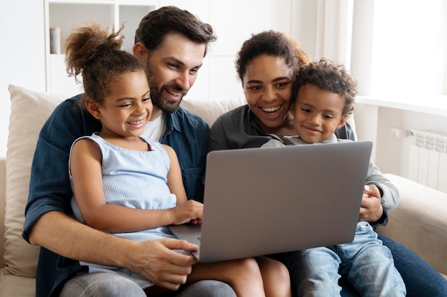 Familia pasando tiempo juntos en casa