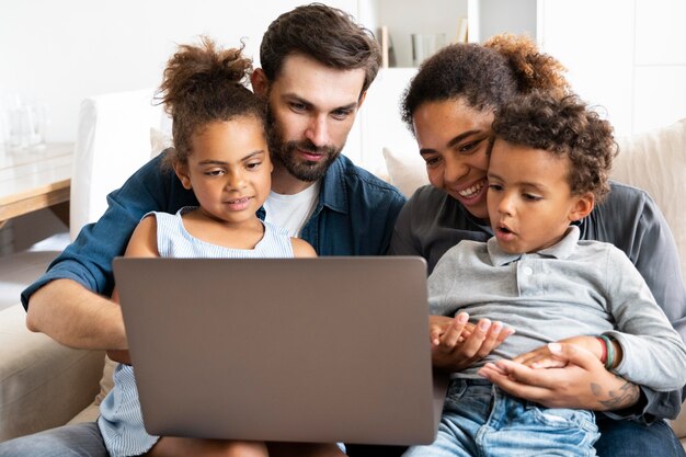 Familia pasando tiempo juntos en casa