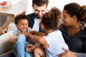 Foto gratuita familia pasando tiempo juntos en casa