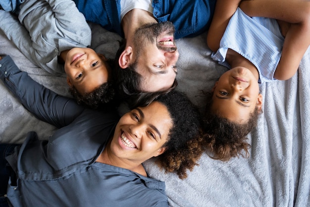 Familia pasando tiempo juntos en casa