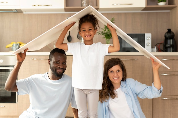 Foto gratuita familia pasando tiempo juntos en casa