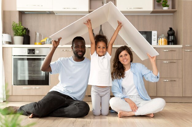 Familia pasando tiempo juntos en casa