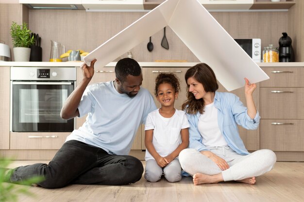 Familia pasando tiempo juntos en casa