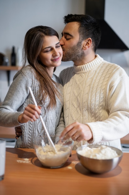 Foto gratuita familia pasando tiempo juntos y cocinando