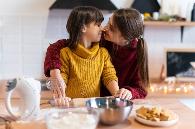 Familia pasando tiempo juntos y cocinando