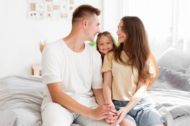 Familia pasando tiempo juntos en el dormitorio.