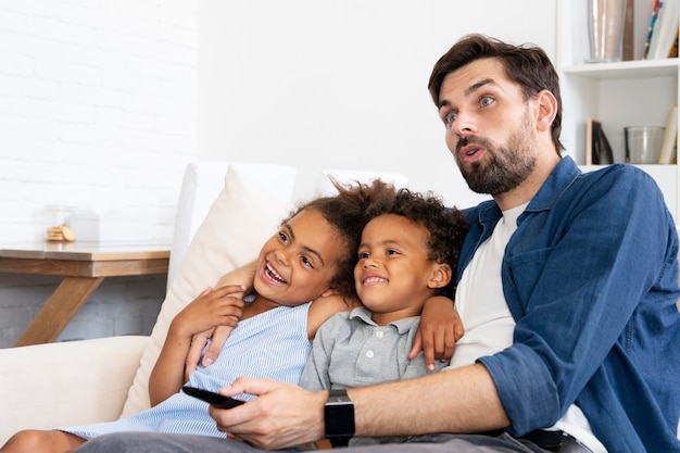 Familia pasando tiempo juntos en el interior