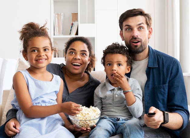 Familia pasando tiempo juntos en el interior