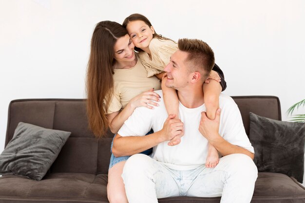 Familia pasando tiempo juntos en la sala de estar