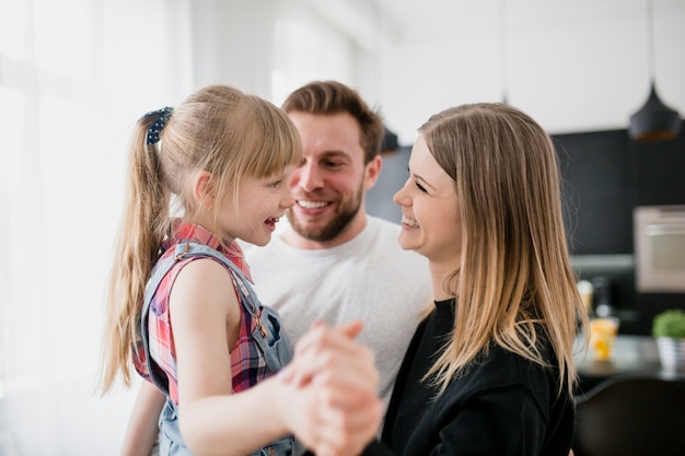 Familia pasando tiempo juntos