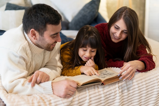 Foto gratuita familia pasando tiempo juntos