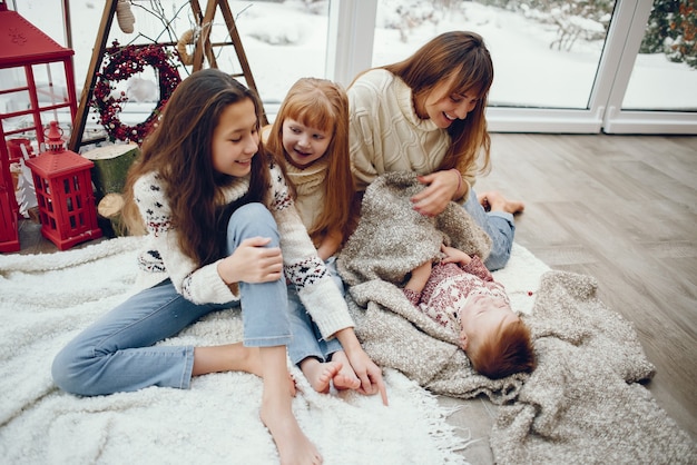 Familia pasar tiempo en casa en una decoración navideña