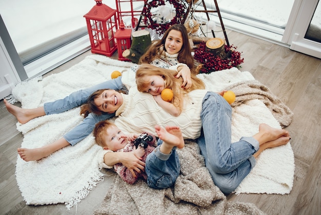 Familia pasar tiempo en casa en una decoración navideña