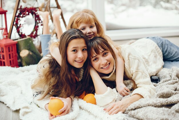 Familia pasar tiempo en casa en una decoración navideña