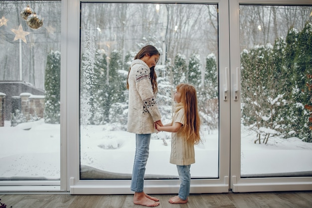 Foto gratuita familia pasar tiempo en casa en una decoración navideña