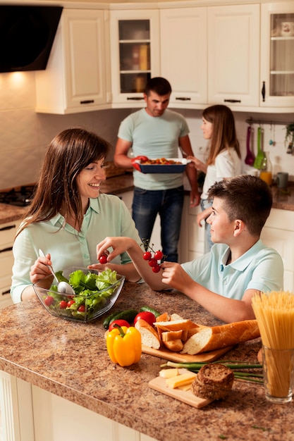 Familia pasar tiempo en la cocina preparando comida