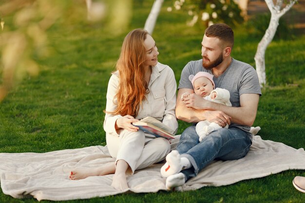 Familia pasar tiempo en un jardín de verano