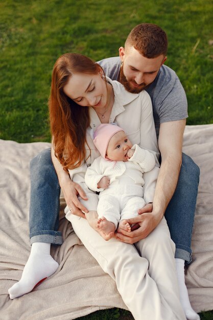 Familia pasar tiempo en un jardín de verano