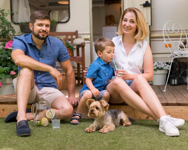 Familia pasar tiempo junto con su perro afuera