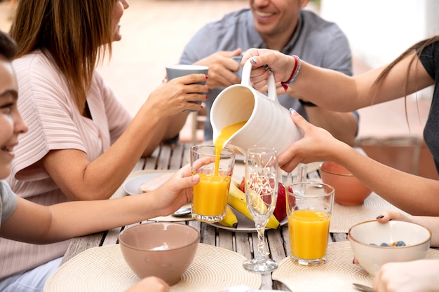 Familia pasar tiempo juntos al aire libre y beber jugo de naranja