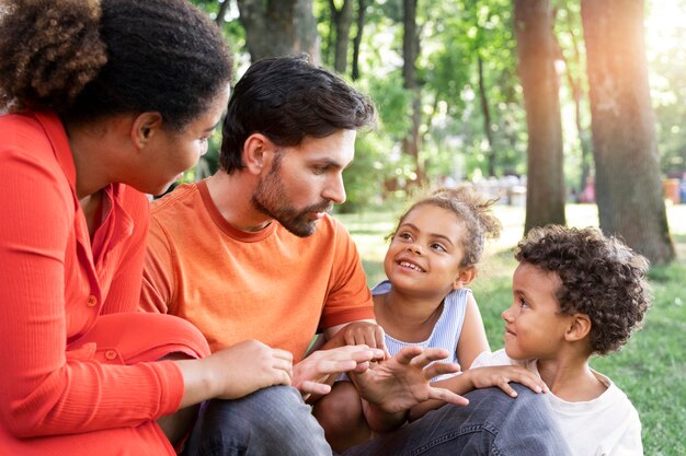 Familia pasar tiempo juntos al aire libre en el parque