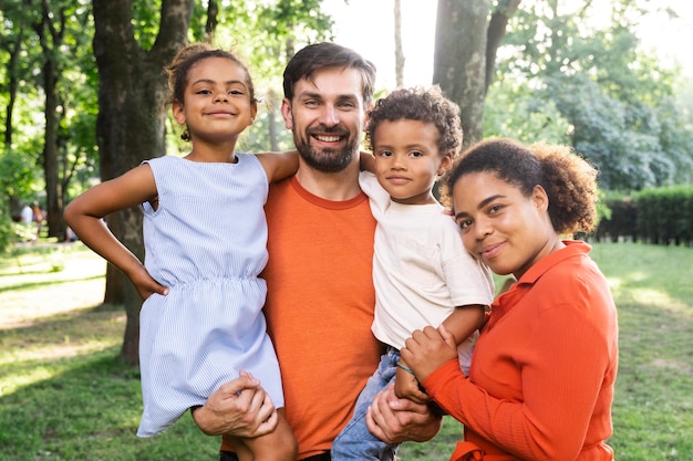 Familia pasar tiempo juntos al aire libre en el parque