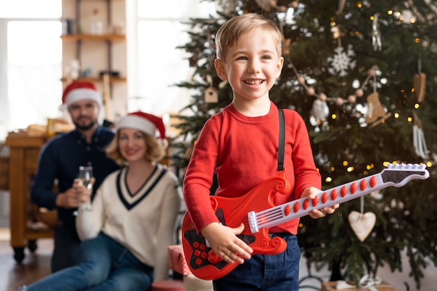 Familia pasar tiempo juntos en casa en Navidad