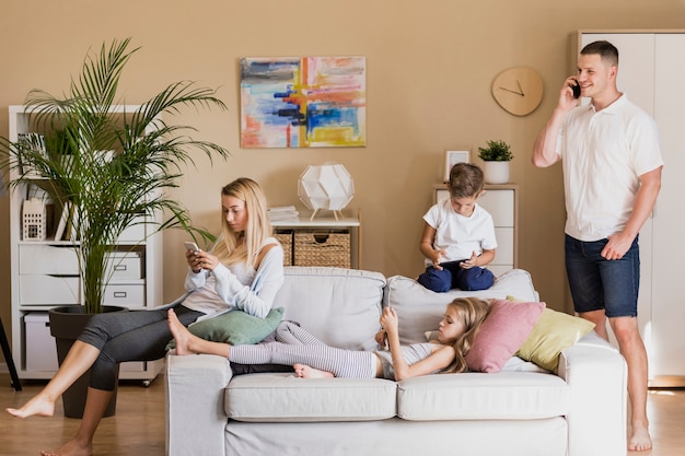 Foto gratuita familia pasar tiempo juntos en casa