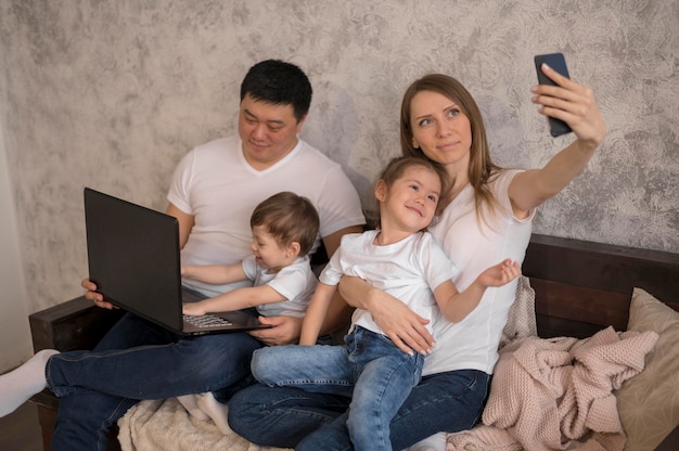 Familia pasar tiempo juntos en casa