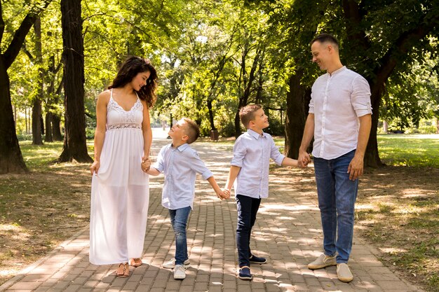 Familia pasar tiempo juntos en el parque