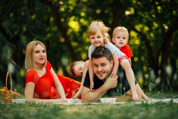 Familia pasar tiempo juntos