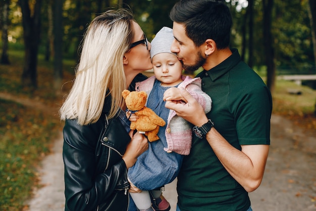 Familia pasar tiempo en un parque