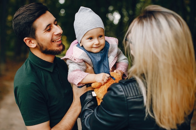 Familia pasar tiempo en un parque