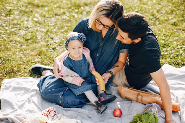 Familia pasar tiempo en un parque