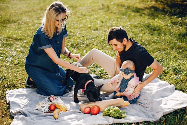 Familia pasar tiempo en un parque