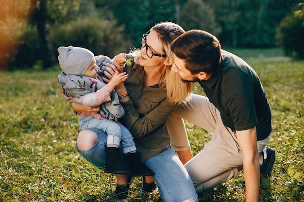 Foto gratuita familia pasar tiempo en un parque