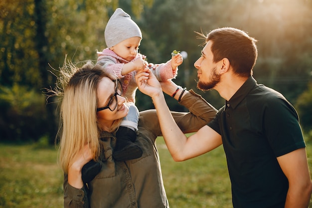 Familia pasar tiempo en un parque