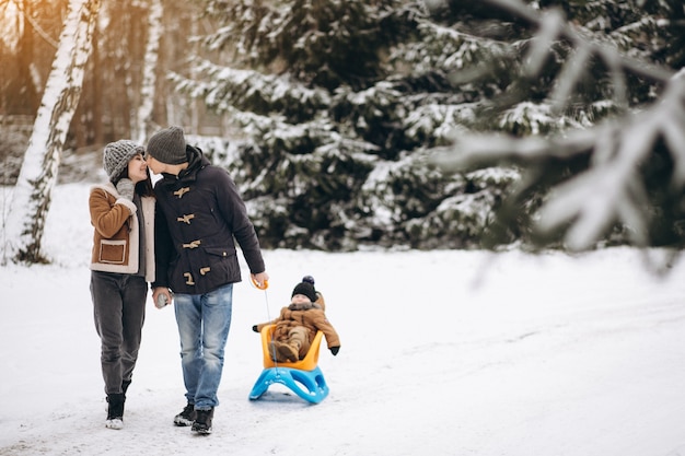 Familia en un paseo en trineo