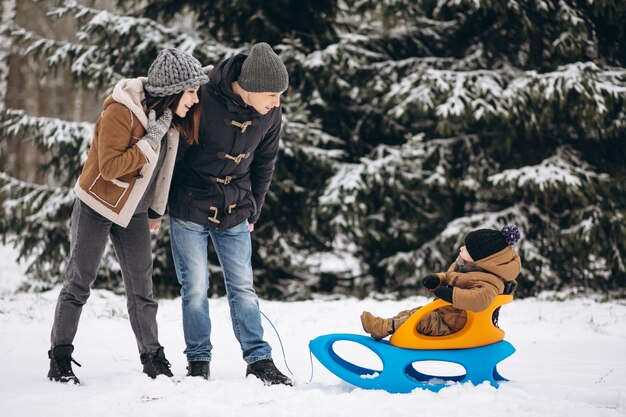 Familia en un paseo en trineo