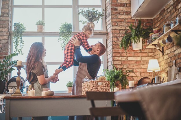 Una familia pequeña y agradable está junta en la cocina, planean cocinar algo.