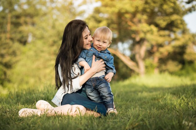 Familia pequeña hija chica verano joven