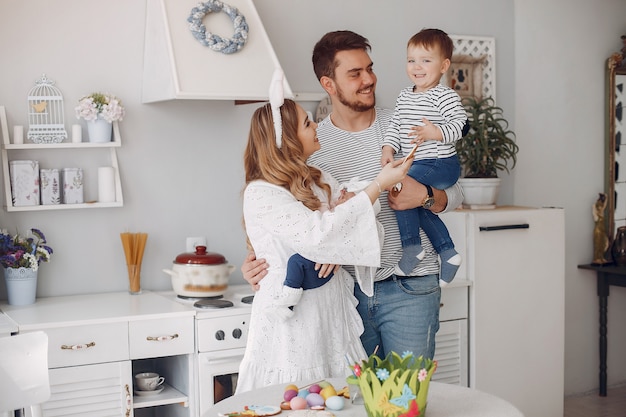 Familia con pequeño hijo en una cocina