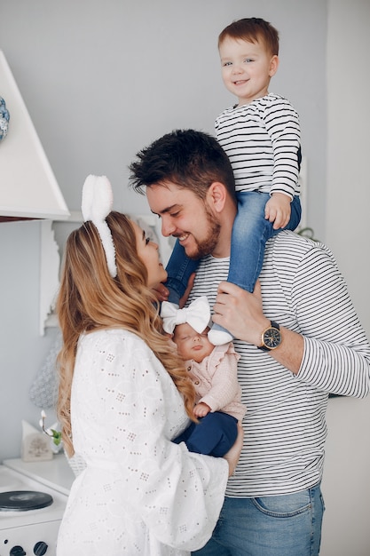 Familia con pequeño hijo en una cocina