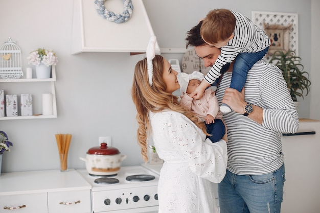 Familia con pequeño hijo en una cocina