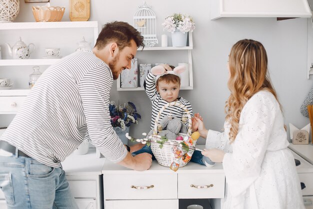 Familia con pequeño hijo en una cocina