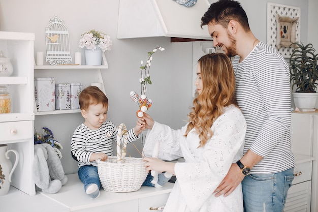 Foto gratuita familia con pequeño hijo en una cocina