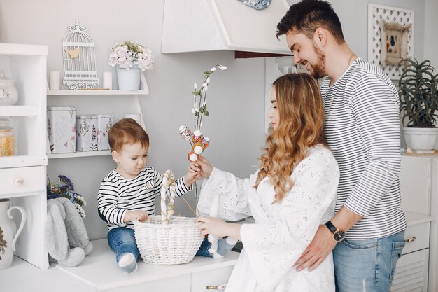 Familia con pequeño hijo en una cocina